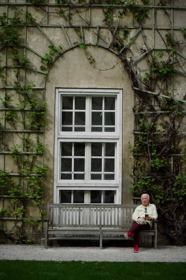 Hombre tomando el sol - Banco de imágenes católicas