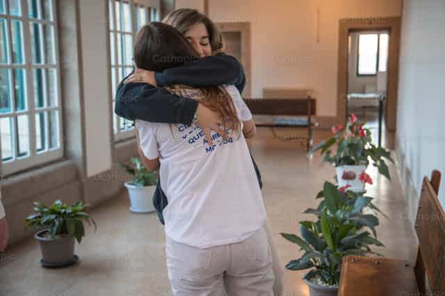 Amor y reconciliación: un abrazo que sana - Banco de imágenes católicas - Fotografía por Yandry Fernández Perdomo