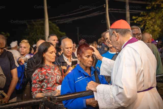 Obispo bendiciendo a mujer pobre - Banco de imágenes católicas - Fotografía por Yandry Fernández Perdomo