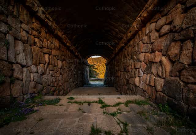 El tunel - Banco de imágenes católicas - Fotografía por Luceat Films