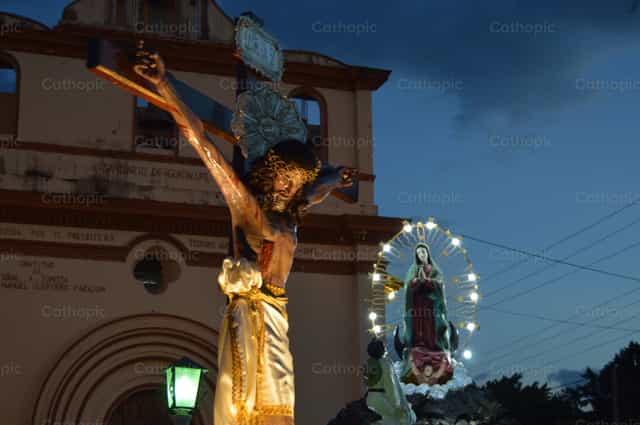 Mutter bewundert Jesus am Kreuz - Katholische Stockfotos