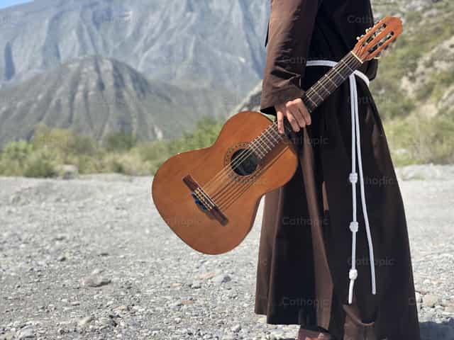 Der Ordensbruder mit seiner Gitarre - Katholische Stockfotos