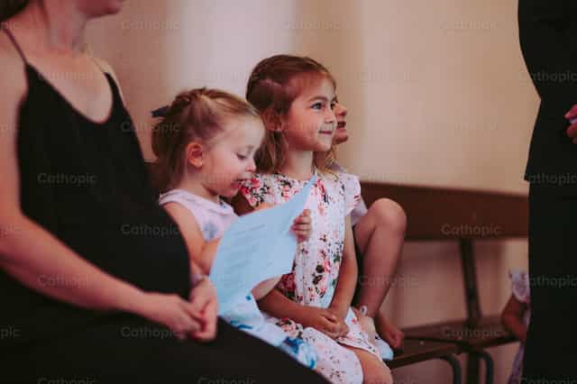Bambini alla Messa - Immagini stock cattoliche
