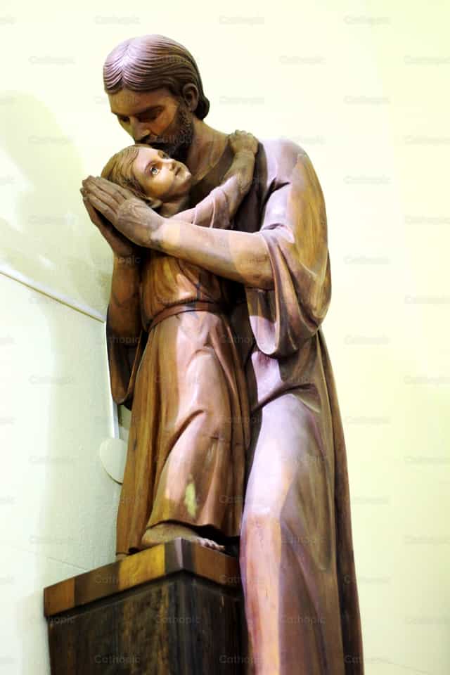 Abrazo de Jesús a su Padre José - Banco de imágenes católicas