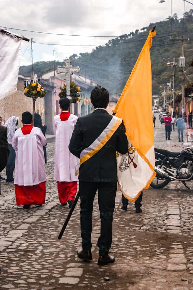 La Iglesia como estandarte - Banco de imágenes católicas - Fotografía por Manuel González Asturias, SJ