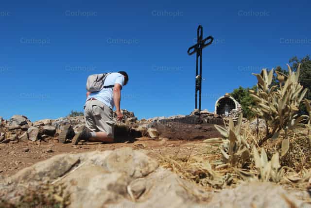 Biddende pelgrim - Katholieke stockfoto's