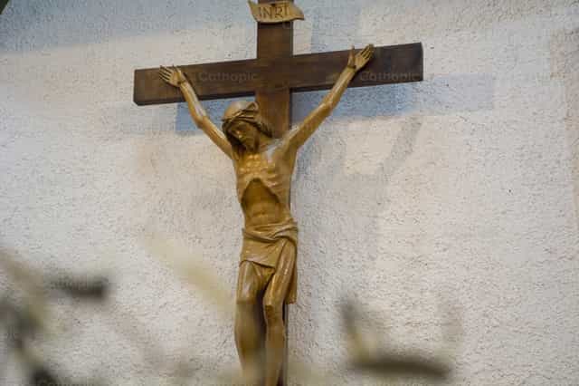 Crucifijo de Madera - Banco de imágenes católicas