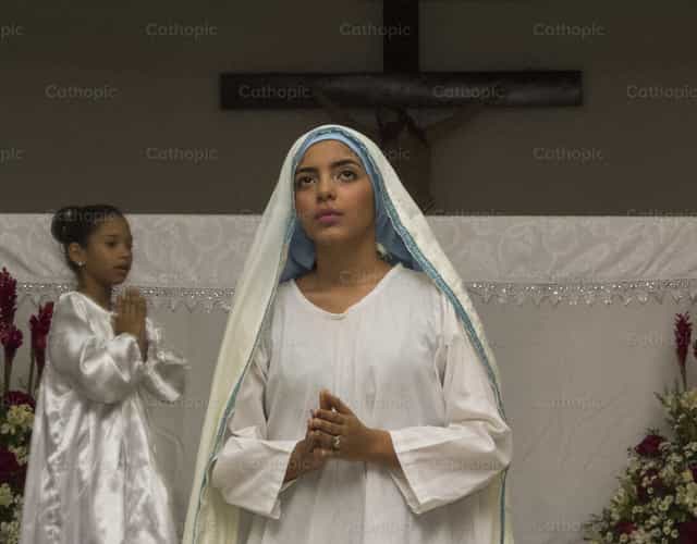 Girl representing the Virgin Mary - Catholic stock images - Photo by Carlos Daniel