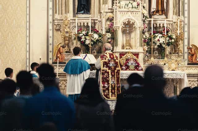 El sacerdote lee el Evangelio - Banco de imágenes católicas - Fotografía por Carlos Sierra