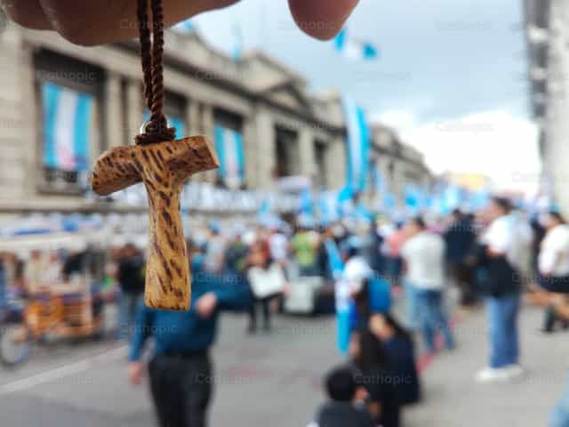 Non è violenza: è una resistenza dignitosa. - Immagini stock cattoliche - Foto di Felix Chocojay