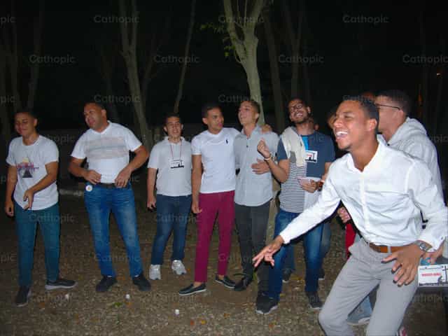 Amor entre cantos y amigos - Banco de imágenes católicas - Fotografía por Allan George