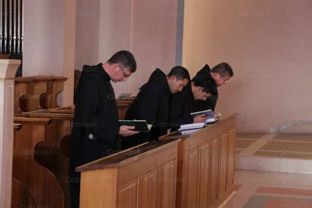 monges beneditinos em oração - Imagens católicas de stock