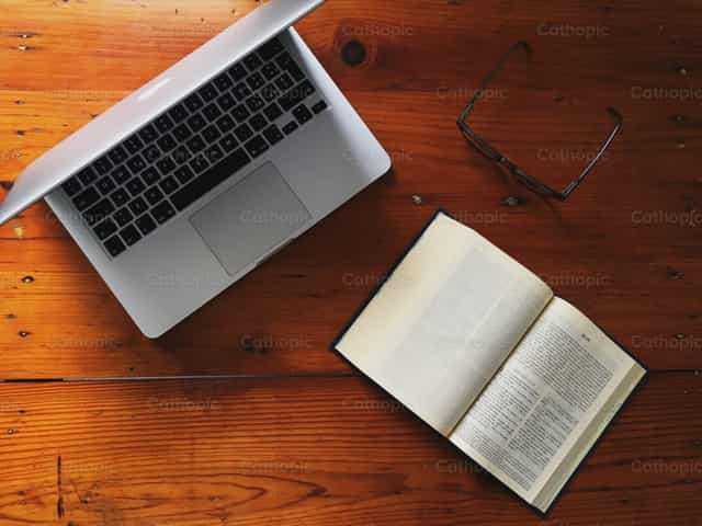 Estudando a Palavra - Imagens católicas de stock