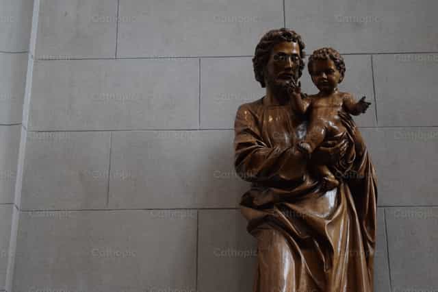 José segurando o Menino Jesus - Imagens católicas de stock - Foto de miliragonese