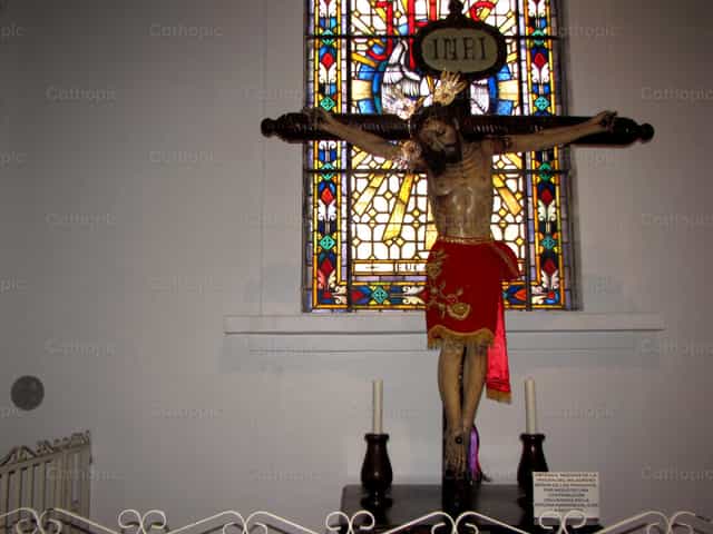 Croix dans l’église - Images catholiques de stock