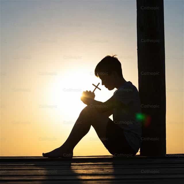 Méditation avec la Croix - Images catholiques de stock - Photo de Noemí Márquez