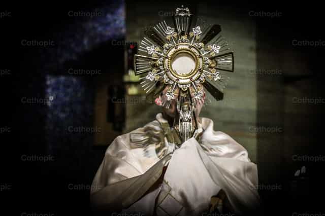 Exposicion del Santisimo - Banco de imágenes católicas