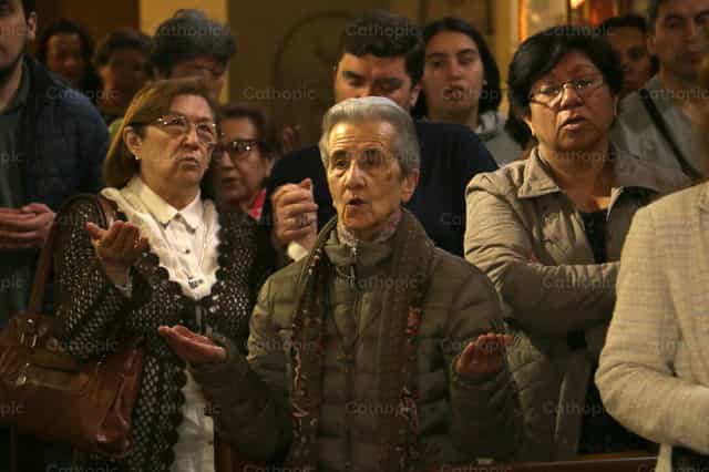 Mujer rezando - Banco de imágenes católicas