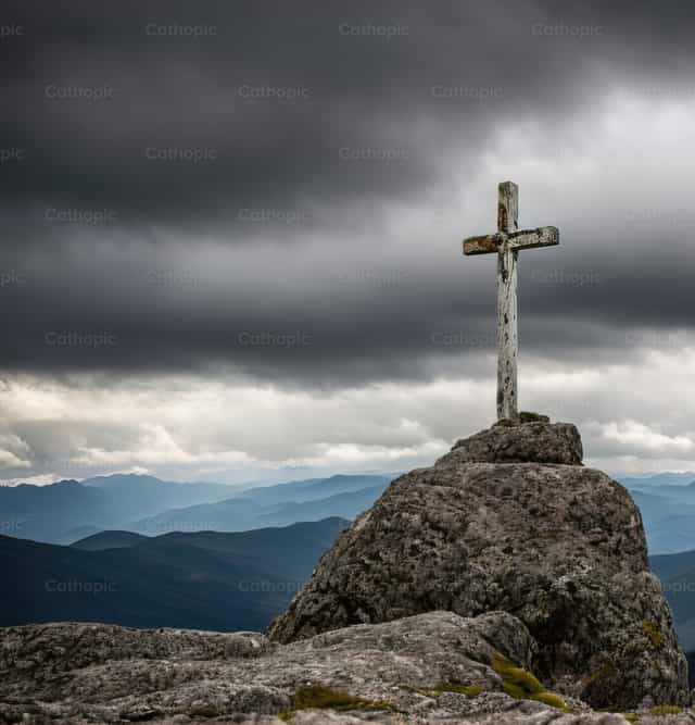 Majestade nas Montanhas: Cruz de Pedra no cume da montanha - Imagens católicas de stock - Foto de catholicmall.org