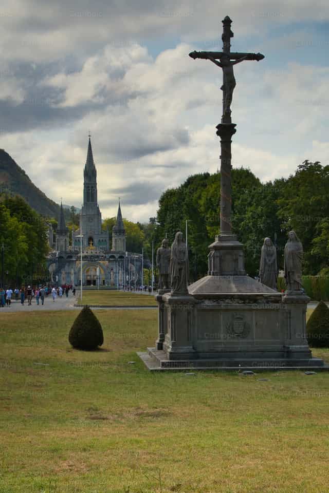 Atrio del Santuario de Nuestra Señora de Lourdes - Banco de imágenes católicas - Fotografía por Matteo Cavallone