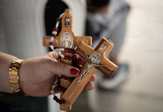 Crucifijos y rosarios - Banco de imágenes católicas - Fotografía por Carolina BR