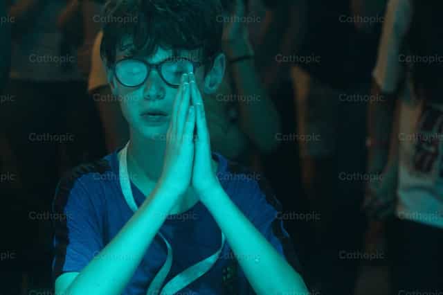 Um menino pequeno fazendo uma oração - Imagens católicas de stock - Foto de Thácio Leite