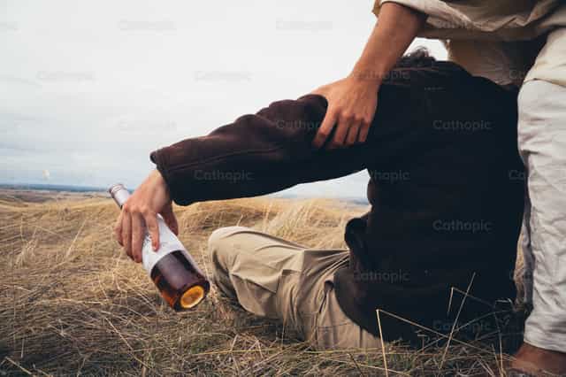 Jesús rescata a un hombre de los vicios - Banco de imágenes católicas - Fotografía por Almures Studio