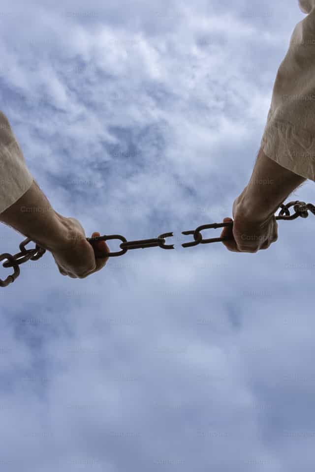 Ele nos libertou da escravidão do pecado - Imagens católicas de stock