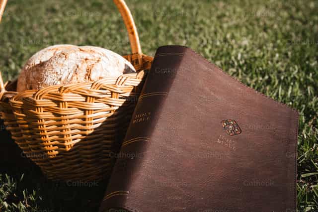 Bible et panier de pains - Images catholiques de stock