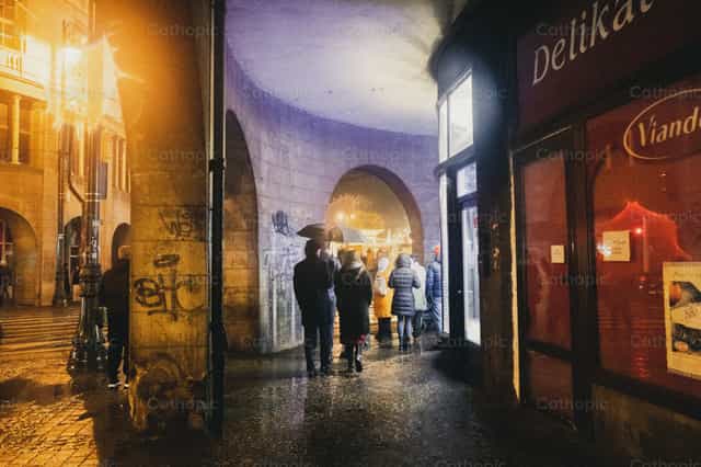 Gente en la calle - Banco de imágenes católicas - Fotografía por Lupe Belmonte