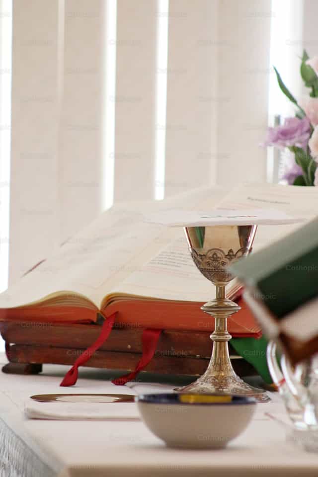 Cálice e Missal sobre o altar - Imagens católicas de stock - Foto de Cristina Grigore