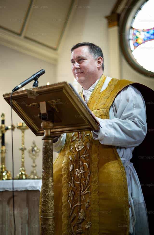 Priester feiert die Heilige Messe - Katholische Stockfotos - Foto von Álvaro García