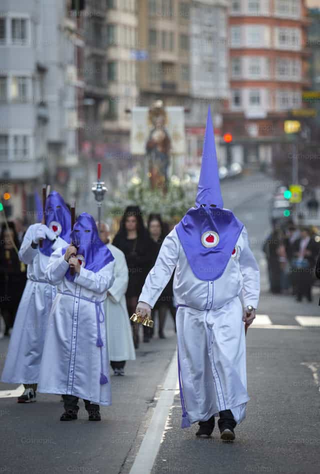 Penitentes en Procesion de Semana Santa - Banco de imágenes católicas - Fotografía por Yandry Fernández Perdomo