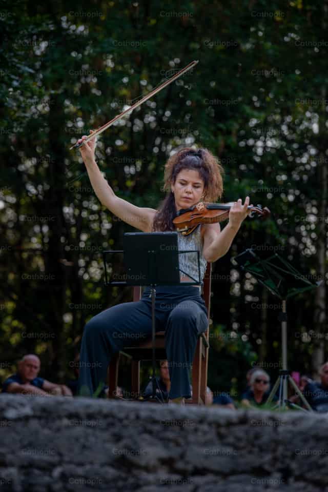 Duo di violino e violoncello nella natura - Immagini stock cattoliche - Foto di Pierluigi Palazzi
