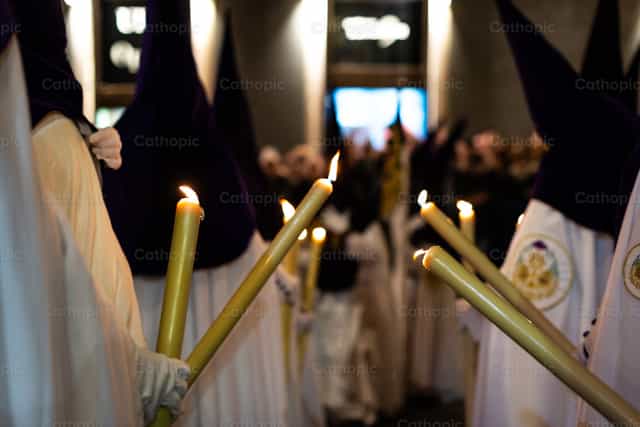 Nazarenos en la procesion del miércoles Santo - Banco de imágenes católicas - Fotografía por Álvaro García