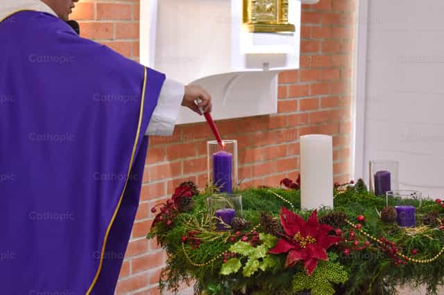 Acender a coroa do Advento - Imagens católicas de stock