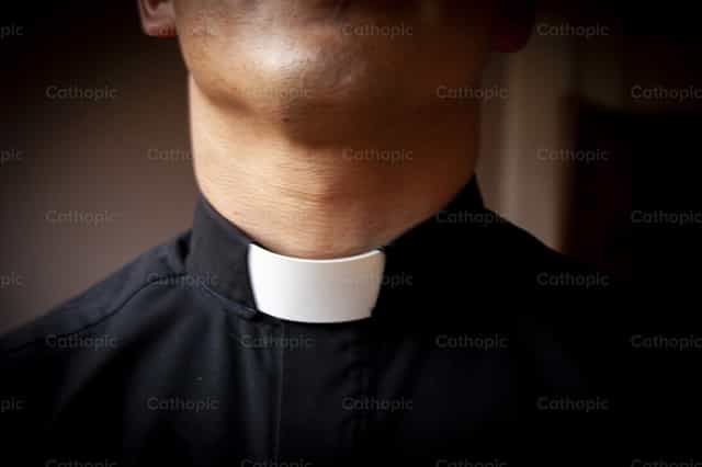 Cuello Sacerdotal - Banco de imágenes católicas