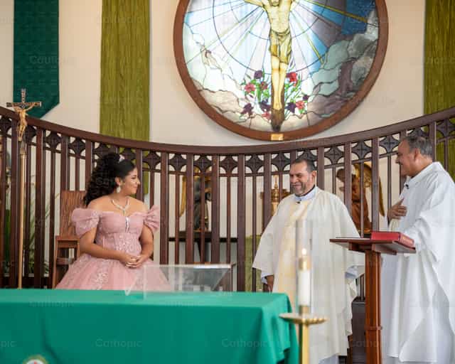 Bendición de un adolescente en la iglesia - Banco de imágenes católicas