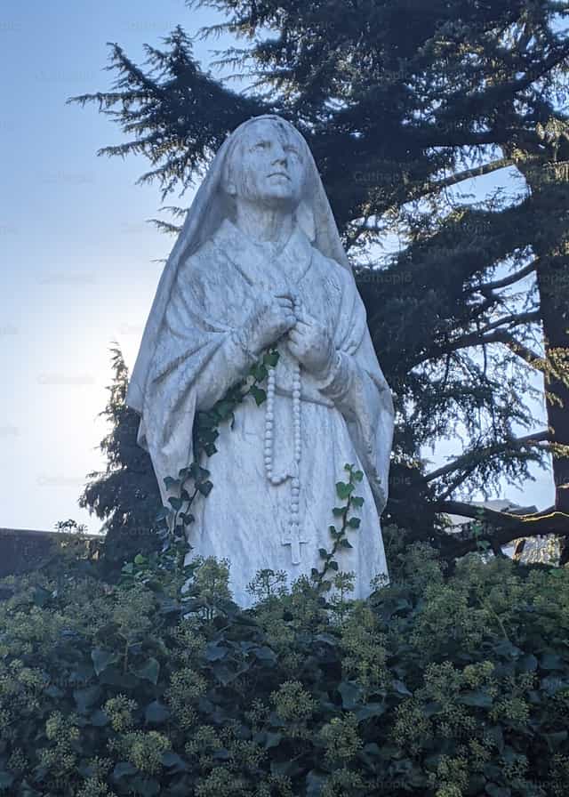 Estatua de Santa Bernadette - Banco de imágenes católicas - Fotografía por Sophia Bauer