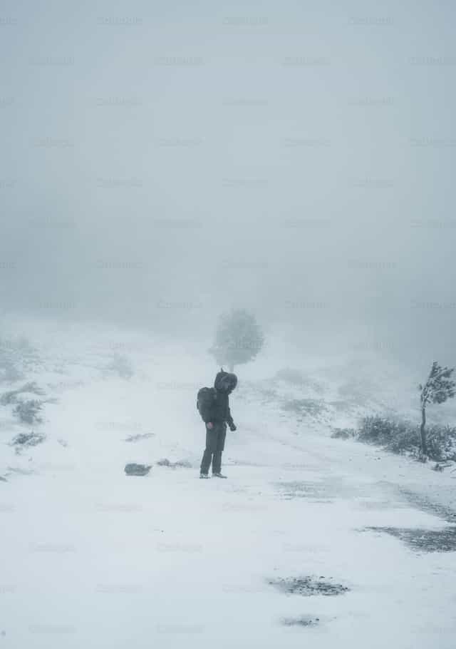 Hombre en el bosque nevado - Banco de imágenes católicas - Fotografía por Santiago de la Hoz