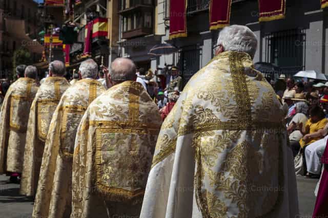 Sacerdotes con capa pluvial en procesión del Corpus Christi - Banco de imágenes católicas