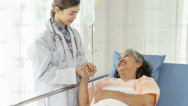 El médico toma las manos del paciente para animarlo. - Banco de imágenes católicas - Fotografía por Waqas Ahmad