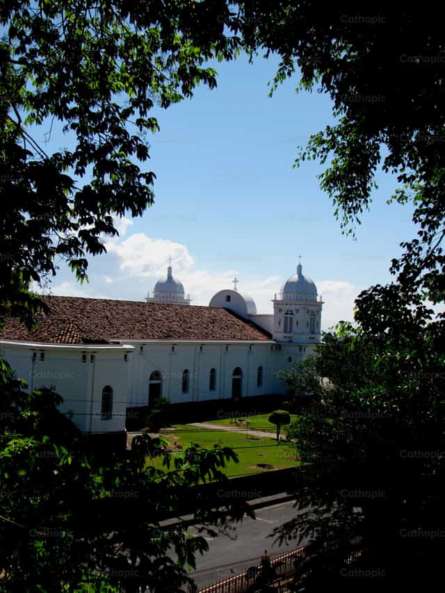 Iglesia en medio de naturaleza - Banco de imágenes católicas - Fotografía por Luis Carlos Bonilla Soto