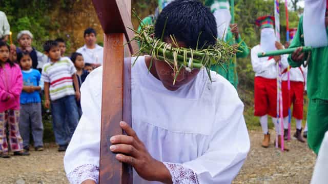 Jesus fällt während seiner Passion – Kreuzweg in Cuamaxalco - Katholische Stockfotos