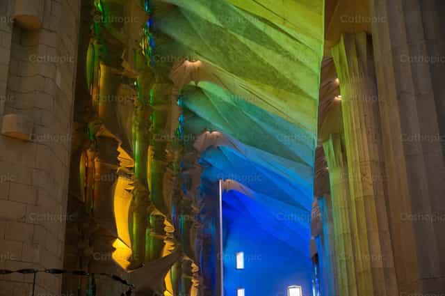 Licht aus der Basilika der Sagrada Família - Katholische Stockfotos