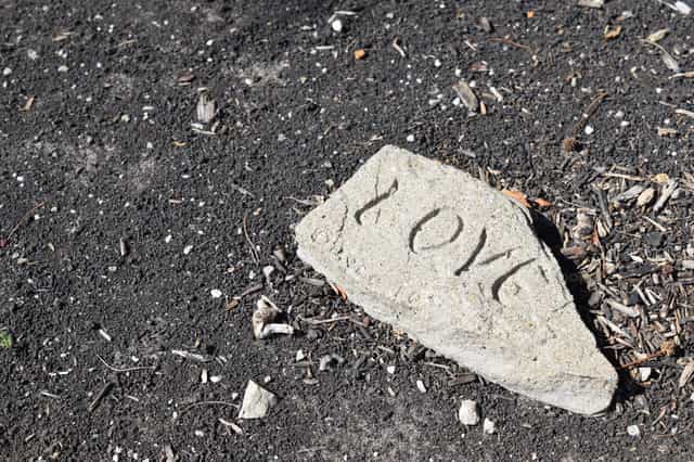 Amor en la piedra - Banco de imágenes católicas