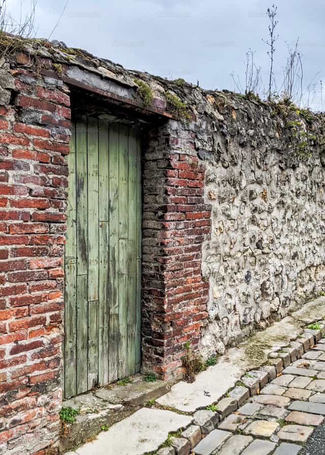 Puerta en el muro - Banco de imágenes católicas