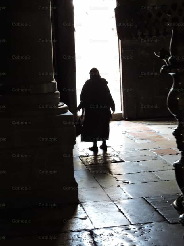 Mujer en el templo - Banco de imágenes católicas