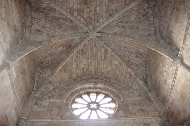 Coupole du monastère et vitraux - Images catholiques de stock - Photo de airam