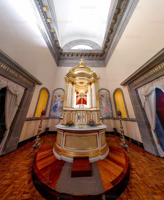Visita al Santisimo Sacramento - Banco de imágenes católicas